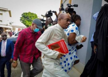 EXTRAS: Emefiele arrives court with Bible tucked under his arm