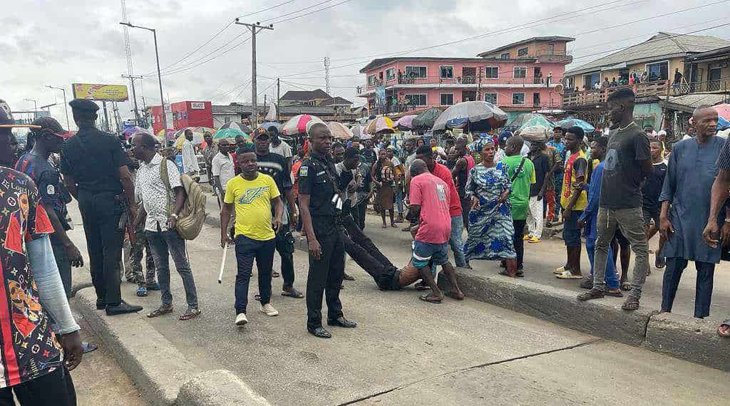 Mob beats policeman to stupor for pushing man into BRT lane in Lagos