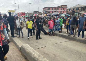 Mob beats policeman to stupor for pushing man into BRT lane in Lagos