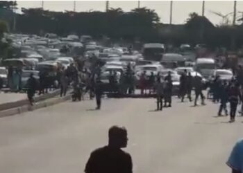 Commuters stranded as bus drivers protest extortion by LASTMA, Task Force in Lagos