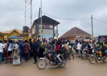 JUST IN: Commotion as angry MTN subscribers besiege firm's offices over barred lines