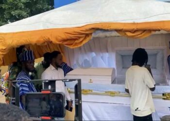 Gospel singer, Aduke Gold buried in Lagos amid tears [PHOTOS]