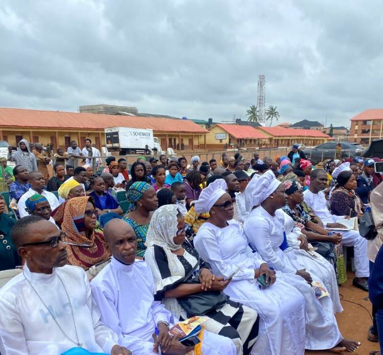 Gospel singer, Aduke Gold buried in Lagos amid tears [PHOTOS]