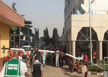 Security operatives raid NLC secretariat in Abuja over #EndBadGovernance protest